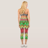 A person is wearing vibrant, geometric-patterned  capri leggings (Rückseite)
