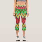 A person is wearing vibrant, geometric-patterned  capri leggings (Vorderseite)