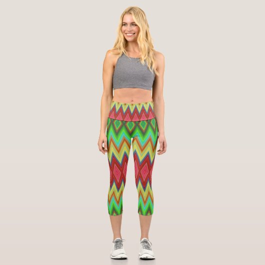 A person is wearing vibrant, geometric-patterned  capri leggings (Vorderseite)