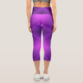 A person wearing purple geometric-patterned  capri leggings (Rückseite)