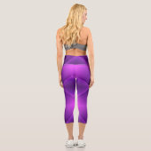 A person wearing purple geometric-patterned  capri leggings (Rückseite)