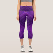A person wearing purple geometric-patterned  capri leggings (Vorderseite)