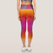 A person wearing vibrant, rainbow-gradient legging (Rückseite)