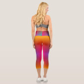 A person wearing vibrant, rainbow-gradient legging (Rückseite)