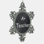 A Plus Teacher Chalkboard Design Geschenk Idee Schneeflocken Zinn-Ornament (Links)