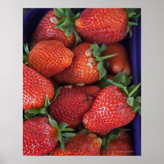 a punnet of ripe fresh strawberries for sale in poster (Vorne)