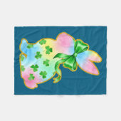 A Rainbow Rabbit With Green Bow And Shamrock St Pa Fleecedecke (Vorderseite (Horizontal))