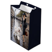 A Rainy Day In Paris, Poodle  Mittlere Geschenktüte (Vorderseite Schrägansicht)