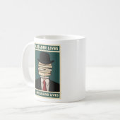 A Reader Lives a Thousand Lives Bibliophile Wisdom Kaffeetasse (Vorderseite Links)