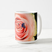 A rose and a butterfly kaffeetasse (VorderseiteRechts)