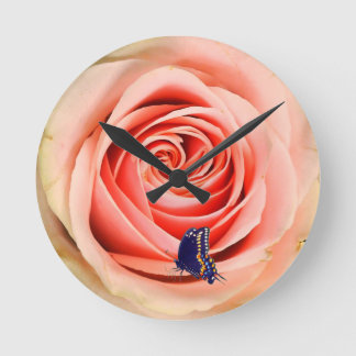 A rose and a butterfly runde wanduhr