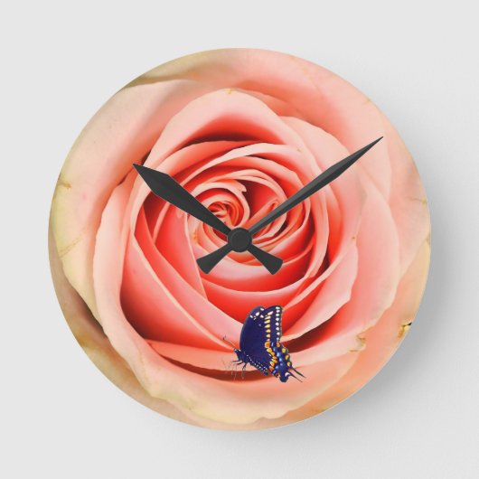 A rose and a butterfly runde wanduhr (Vorderseite)