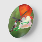 A Ruby Throated Hummingbird Runde Wanduhr (Winkel)