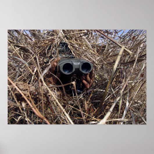 A scout observer practices observation techniqu poster (Vorne)
