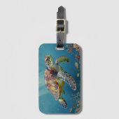 A Sea Turtle and Sun Rays in the Ocean Blue Gepäckanhänger (Vorderseite Vertikal)