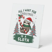 A Sloth For Christmas. Cute, Christmas Sloth With Sockelschild (Vorderseite)