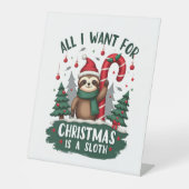 A Sloth For Christmas. Cute, Christmas Sloth With  Sockelschild (Vorderseite)