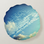 A sprinkling of clouds rundes kissen (Rückseite)