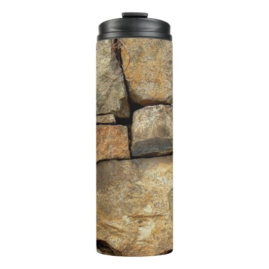 A stone wall made of cobblestones background textu thermosbecher (Vorderseite)