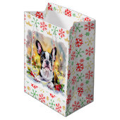 A Sweet Boston Terrier Christmas Mittlere Geschenktüte (Vorderseite Schrägansicht)
