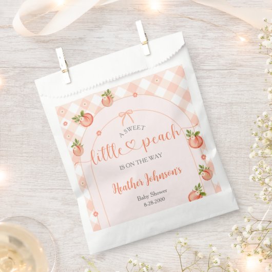 A Sweet Little Peach Gingham Baby Shower Geschenktütchen (Ausgeschnitten)