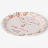A Sweet Little Peach Gingham Baby Shower Pappteller (Schrägansicht)