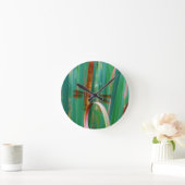 A teal Eyed Dragonfly with cattails Runde Wanduhr (Zuhause)