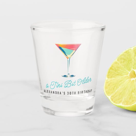 A Tini Bit Ältere Martini Thema Retro 30. Geburtst Schnapsglas (Vorderseite)
