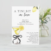 A Tini Bit In Love Lemon Martini Bridal Shower Einladung (Stehend Vorderseite)
