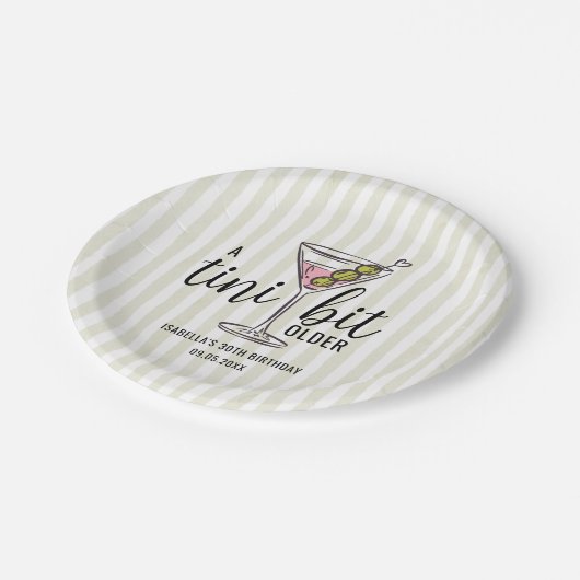 A Tini Bit Older Pink Martini Cocktail Birthday Pappteller (Schrägansicht)