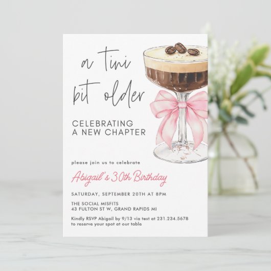 A Tini Bit Olter - Pink Bow Espresso Martini Einladung (Stehend Vorderseite)