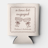 A Tini Bit Verlobt Espresso Martini Bachelorette Dosenkühler (Vorderseite)