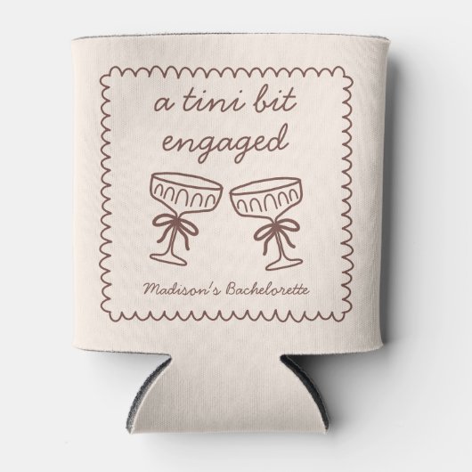A Tini Bit Verlobt Espresso Martini Bachelorette Dosenkühler (Vorderseite)