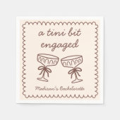 A Tini Bit Verlobt Espresso Martini Bachelorette Serviette (Vorderseite)