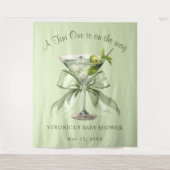 A tini One is on the Way Bow Martini Baby Shower Wandteppich (Vorderseite)