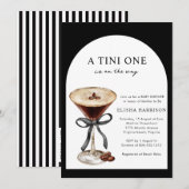 A Tini One Is on the Way QR code Baby Shower Einladung (Vorne/Hinten)