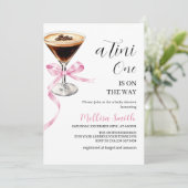 A Tini One On The Way Espresso Martini Baby Shower Einladung (Stehend Vorderseite)