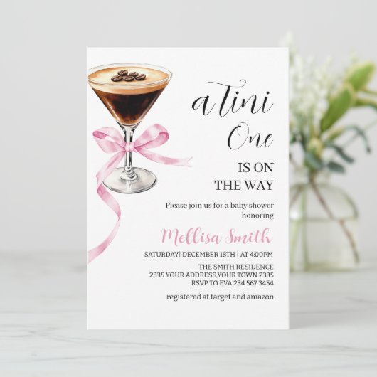 A Tini One On The Way Espresso Martini Baby Shower Einladung (Stehend Vorderseite)
