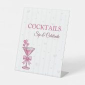 A Tiny Bit Engaged Bridal Shower Cocktail Sign Sockelschild (Vorderseite)