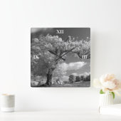 A Tree Blows in the Wind Quadratische Wanduhr (Zuhause)