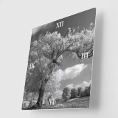 A Tree Blows in the Wind Quadratische Wanduhr (Winkel)