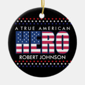 A True American Hero Keramik Ornament (Vorne)