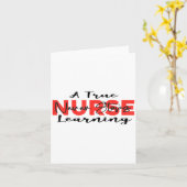 A True Nurse Never Stops Learning Quote Nursing Mo Karte (Gelbe Blume)