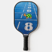A turtle in a marathon race pickleball schläger (Rückseite)