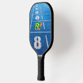 A turtle in a marathon race pickleball schläger (Links)