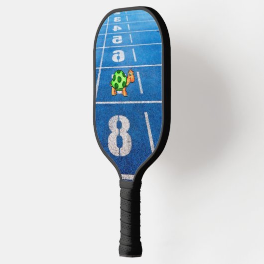 A turtle in a marathon race pickleball schläger (Links)