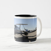 A UC-12F King Air Zweifarbige Tasse (VorderseiteRechts)