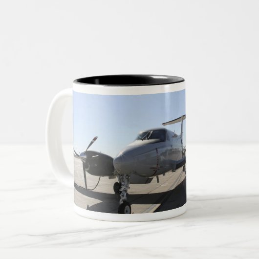 A UC-12F King Air Zweifarbige Tasse (Vorderseite Links)