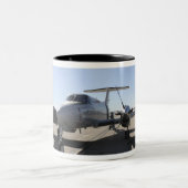 A UC-12F King Air Zweifarbige Tasse (Mittel)