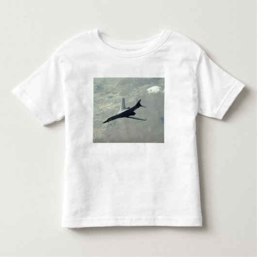 A US Air Force B-1B Lancer auf einer Kampfpatrouil Kleinkind T-shirt (Vorderseite)